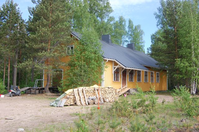 Entinen asemarakennus radan puolelta.&nbsp;(Sinikka Myyrä&nbsp;29.5.2013)