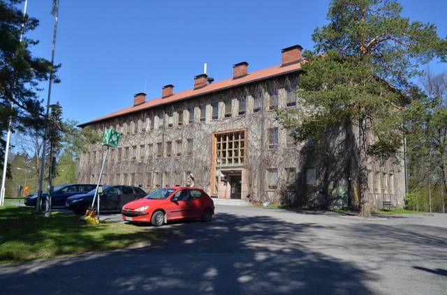 Metsäkonttori kaakosta kuvattuna.&nbsp;(Miikka Kurri&nbsp;16.5.2013)