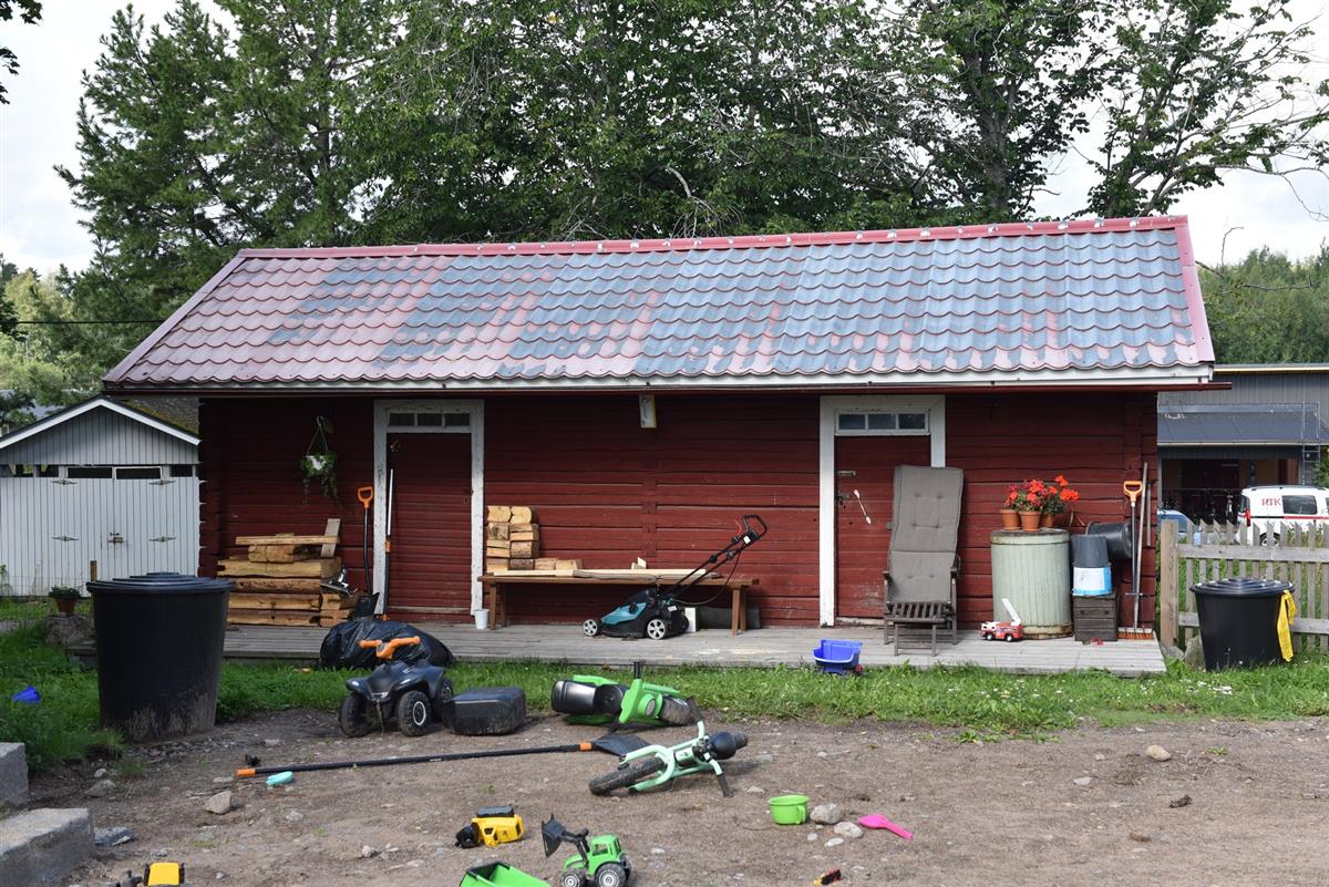 Pariaitta; nykyään tavallinen aittatyyppi alueella; 1800-luvun lopulta ; veistohirret, sahanurkka; ollut osa 6-7 aitan riviä.&nbsp;(Teija Ahola&nbsp;2023)