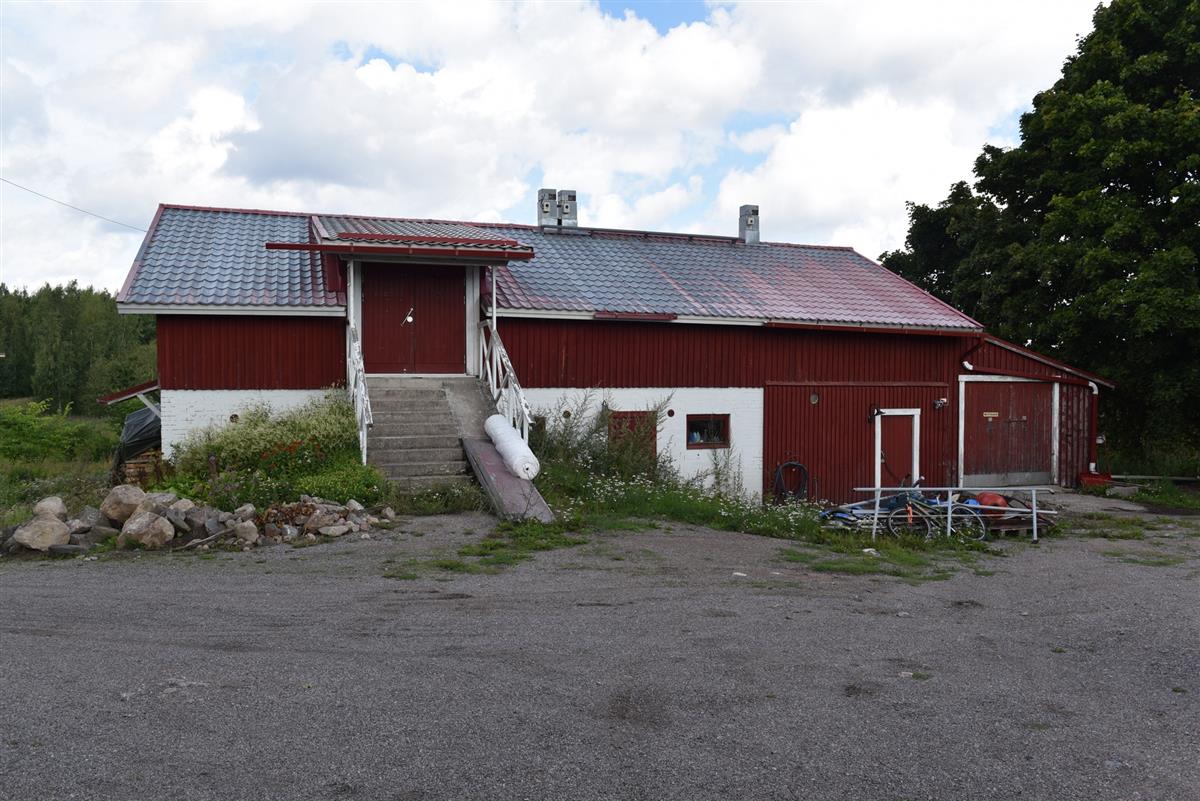 Harrastetilaksi uudistettu entinen karjarakennus. Betonitiilinen osa rakennettu muistitiedon mukaan 1930 tai 40-luvulla.&nbsp;(Teija Ahola&nbsp;2023)