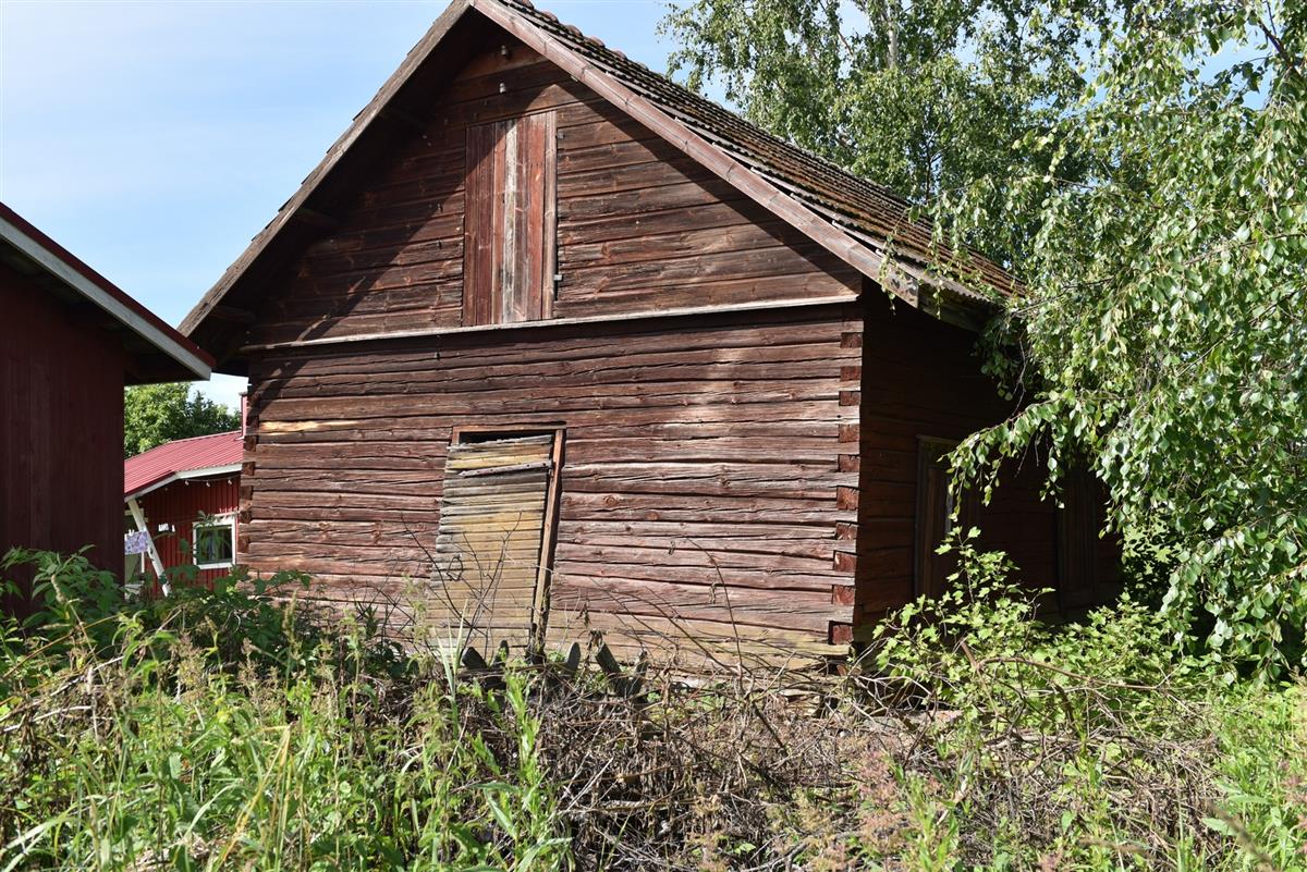 Vanha lyhytnurkkainen sauna- ja pesutuparakennus, toiminut välillä halkovajana, nyt tyhjilään. Perustus painunut, rakennus kallellaan, alimpia seinähirsiä lahonnut mm.&nbsp;(Teija Ahola&nbsp;2023)