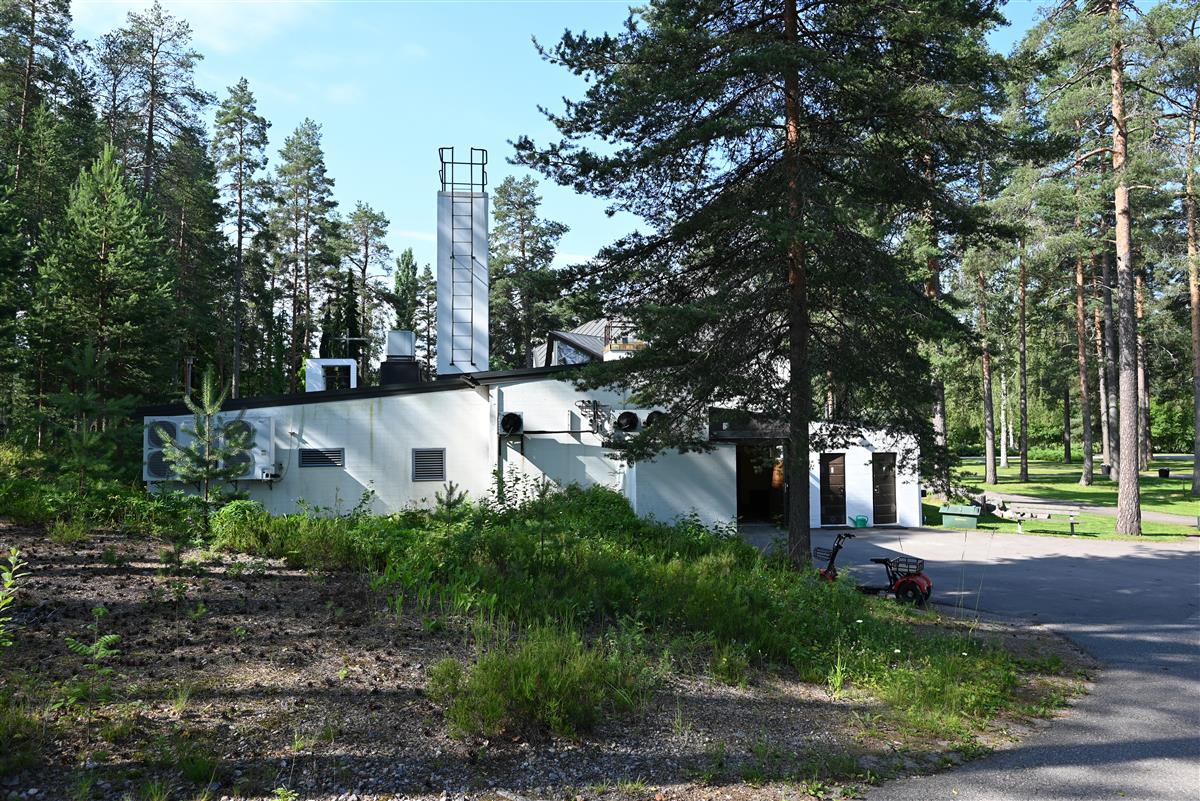 Karhumäen siunauskappeli, laajennusosa. Ruumishuone- ja krematorio-osa koillisesta päin kuvattuna.&nbsp;(Päivi Makkonen&nbsp;2025)