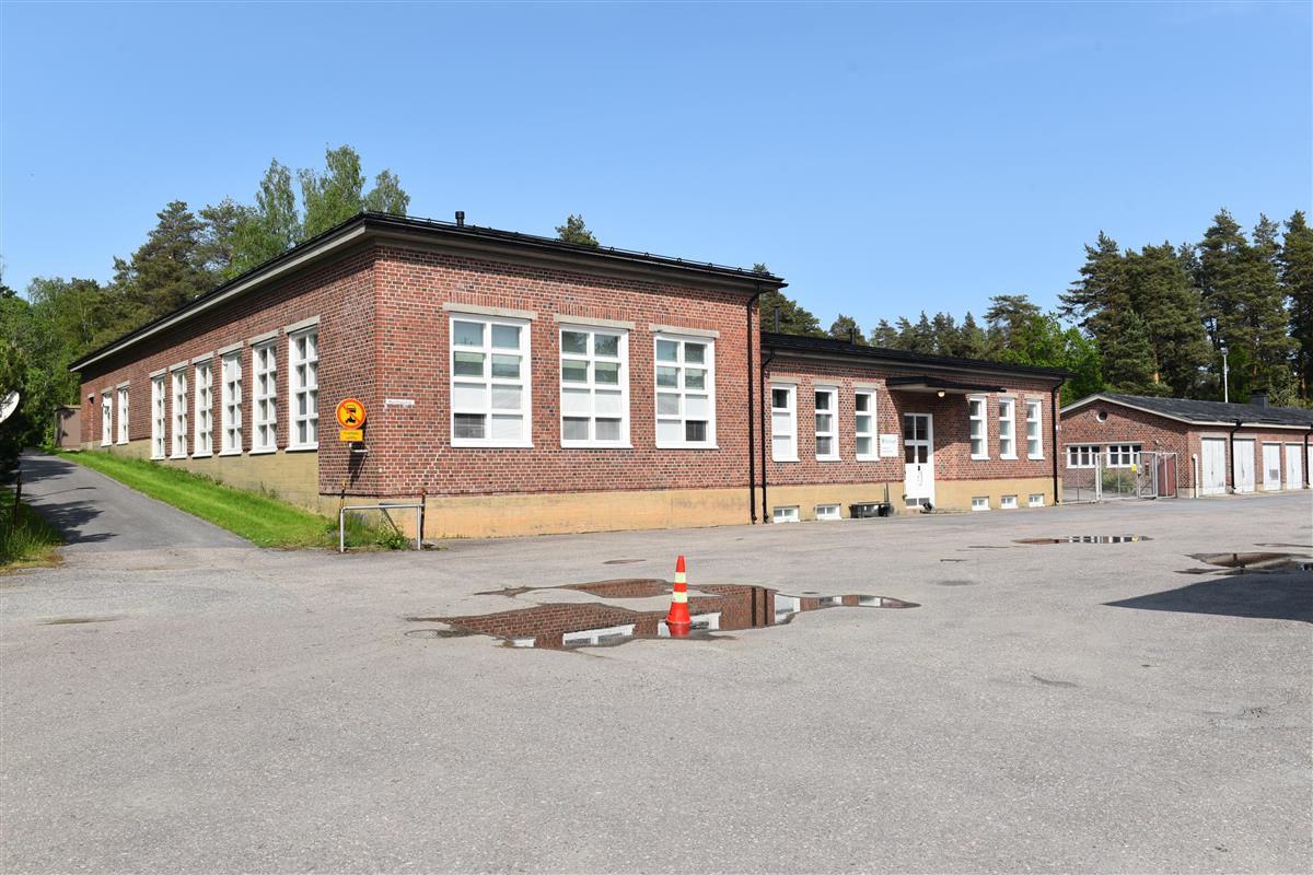 Korjauspaja huoltopihassa&nbsp;(Teija Ahola&nbsp;2025)