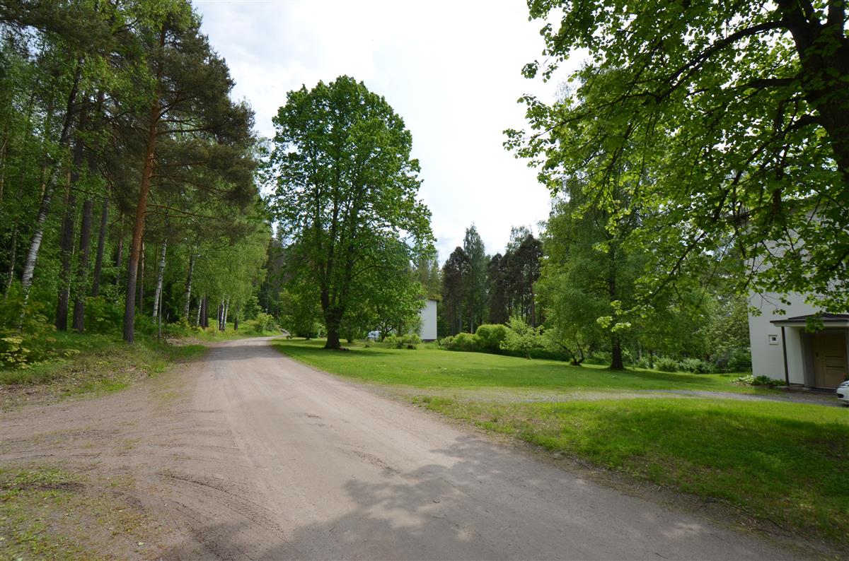 Insinööriniementietä kaakkoon päin kuvattuna. Vasemmalla liittymä entisen tenniskentän alueelle. Oikealla Insinööriniementie 28, taustalla Insinööriniementie 20.&nbsp;(Päivi Makkonen&nbsp;2025)