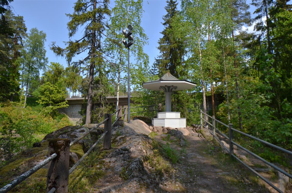Kruununpuistoa Muinaisuomanpuistosta pohjoista kohti kuvattuna. Etualalla yläpaviljonki, taustalla Koskisilta.&nbsp;(Päivi Makkonen&nbsp;2025)
