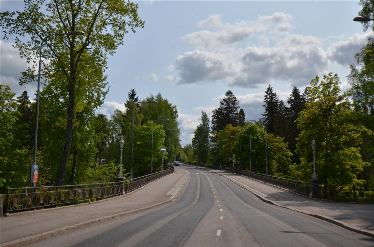 Näkymä Koskisiltaa pitkin kaakkoon päin, kohti voimalaitoksen siltaa.&nbsp;(Päivi Makkonen&nbsp;2025)