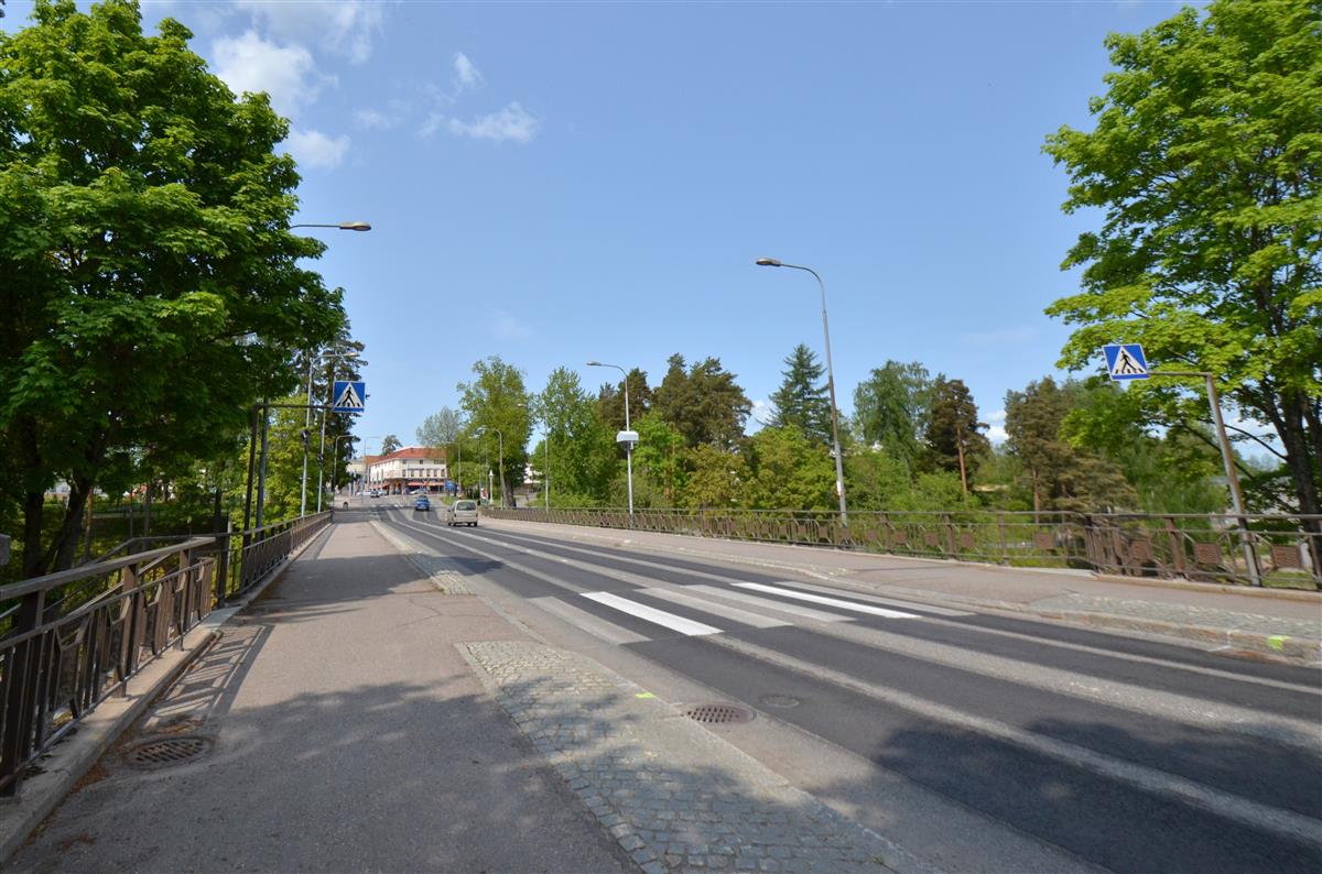 Näkymä Koskisiltaa pitkin luoteeseen päin, kohti entistä KOP:n Imatrankosken toimitaloa.&nbsp;(Päivi Makkonen&nbsp;2025)