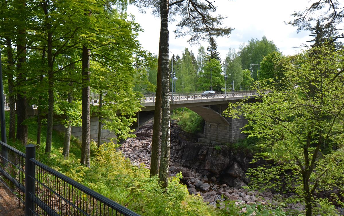 Koskisilta Kruununpuiston alueelta itään päin kuvattuna.&nbsp;(Päivi Makkonen&nbsp;2025)