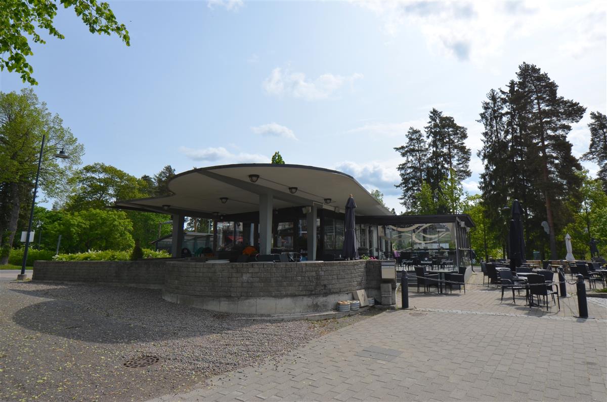 Inkerinaukion kioski lännestä päin kuvattuna.&nbsp;(Päivi Makkonen&nbsp;2025)