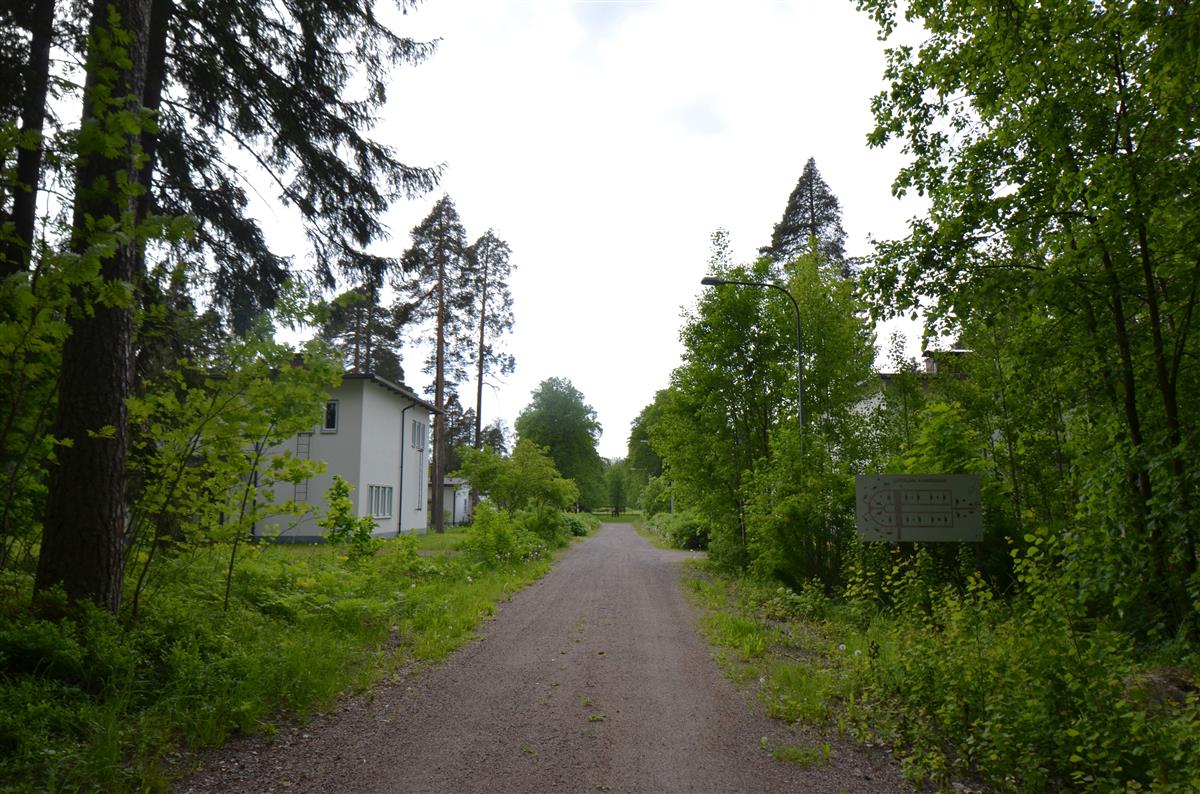 Näkymä Paperimiehenkujan luoteispäästä kaakkoa kohti. Vasemmalla Paperimiehenkuja 3.&nbsp;(Päivi Makkonen&nbsp;2025)