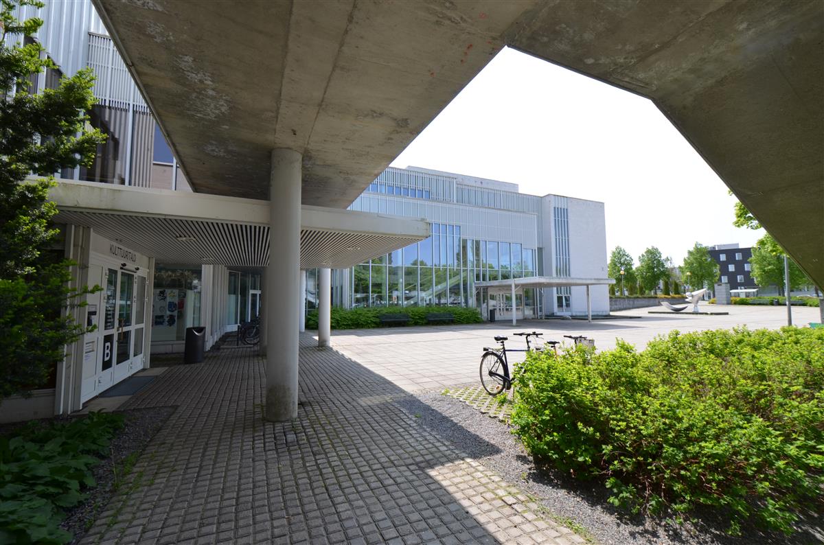 Kulttuuritalo Virta pohjoisesta päin kuvattuna. Vasemmalla kirjaston pääovi.&nbsp;(Päivi Makkonen&nbsp;2025)