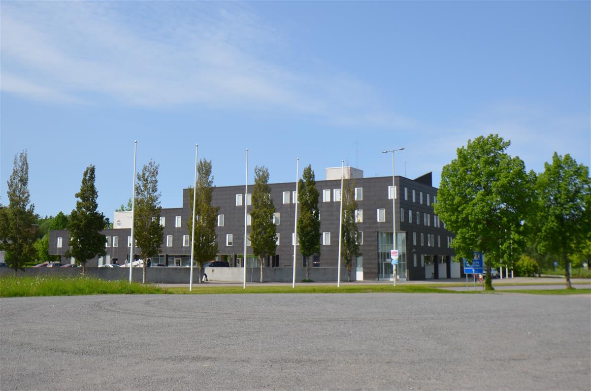 Mansikkalan virastotalo kaakosta päin kuvattuna. Etualalla Kulttuuritalo Virran pysäköintialue.&nbsp;(Päivi Makkonen&nbsp;2025)