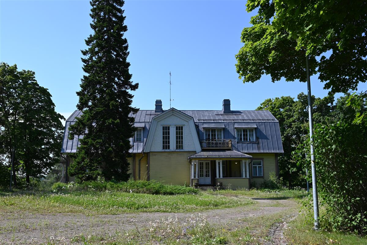 Siitolan kartanon päärakennuksen pihapiiri koillisesta päin kuvattuna.&nbsp;(Päivi Makkonen&nbsp;2025)