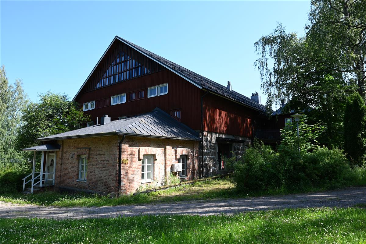 Siitolan kartanon entinen navettarakennus lounaasta päin kuvattuna.&nbsp;(Päivi Makkonen&nbsp;2025)