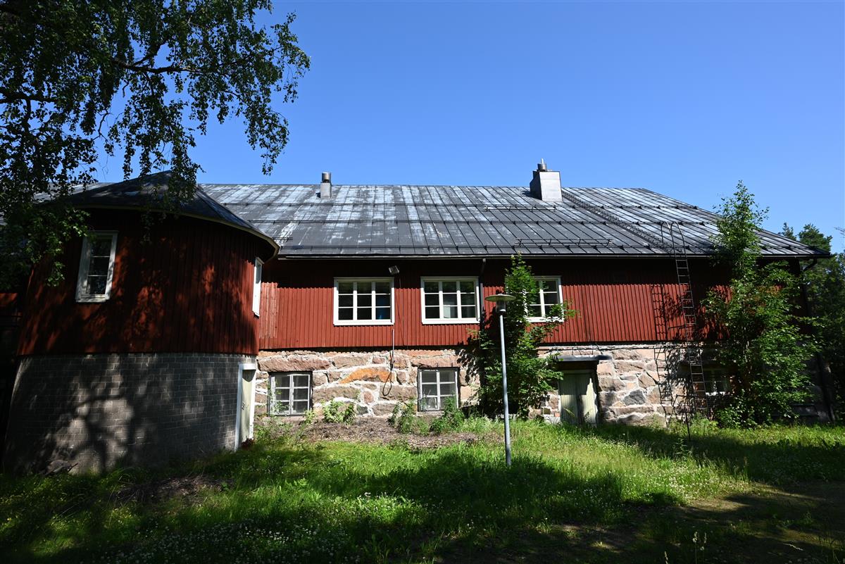 Siitolan kartanon entinen navettarakennus etelästä päin kuvattuna.&nbsp;(Päivi Makkonen&nbsp;2025)