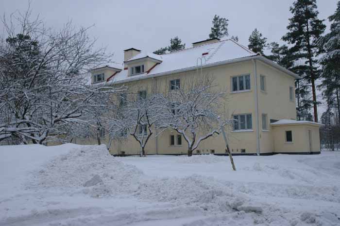 Talo kuvattuna Paraistentieltä&nbsp;(Minna Pesu&nbsp;21.1.2005)
