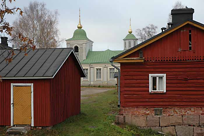 Rak. 56 oikella, takana ort. kirkko&nbsp;(Seppo Pelkonen&nbsp;15.10.2004)