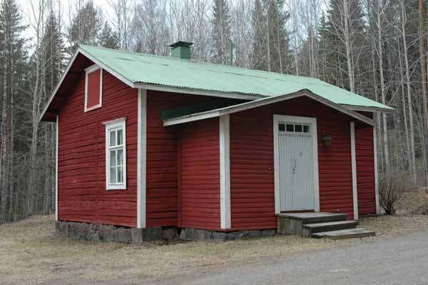 Asuinrakennus Skinnarilan hovin länsipuolella.&nbsp;(Minna Pesu&nbsp;27.4.2005)