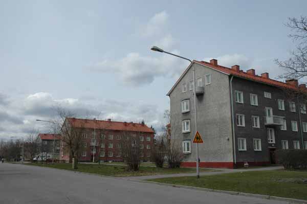Lentäjäntie 10-14, etualalla nro 14.&nbsp;(Minna Pesu&nbsp;3.5.2005)