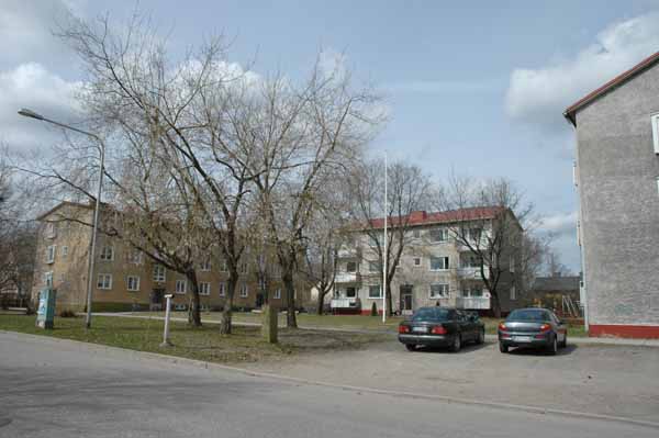 Lentäjäntie 4-8.&nbsp;(Minna Pesu&nbsp;3.5.2005)