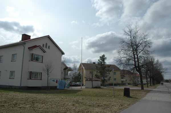 Etualalla Suonionkadun suuntainen Lentäjäntie 15, taustalla Lentäjäntie.&nbsp;(Minna Pesu&nbsp;3.5.2005)