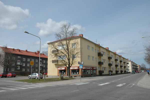 Suonionkatu 23, taustalla Suonionkatu ja vasemmalla Lentäjäntie 14.&nbsp;(Minna Pesu&nbsp;3.5.2005)