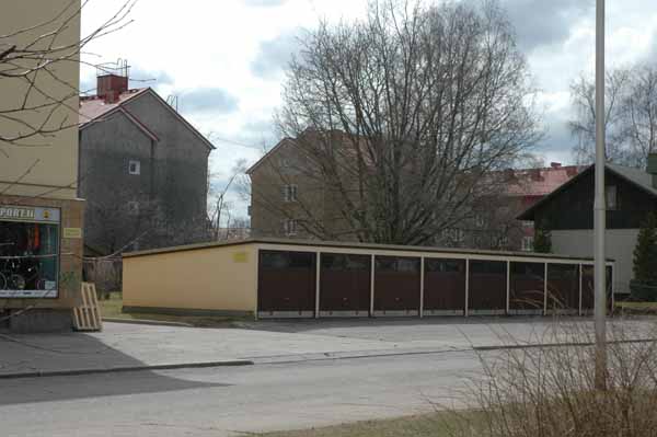 Suonionkatu 23:n Ratsukadun suuntainen autotalli.&nbsp;(Minna Pesu&nbsp;3.5.2005)