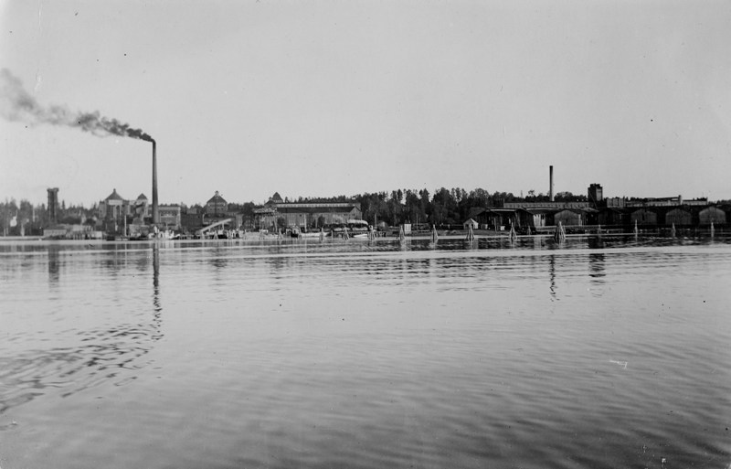 Kaukaan lankarulla- ja vaneritehdas vuonna 1934 Saimaalta kuvattuna&nbsp;(&nbsp;1934)