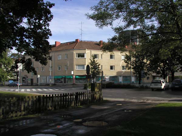 Koulukatu 45, arkkitehti Einari Teräsvirran suunnittelema liike-asuinkerrostalo vuodelta 1950.&nbsp;(Pöyry Environment/Matti Veijovuori&nbsp;2007)