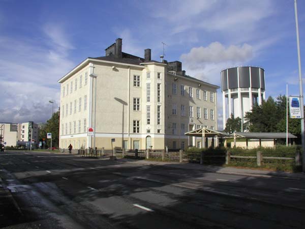 Arkkitehti Toivo Salervon suunnittelema Peltolan koulu vuodelta 1930. Oikealla takana vesitorni (R. Ahjopalo 1956).&nbsp;(Pöyry Environment/Matti Veijovuori&nbsp;2007)