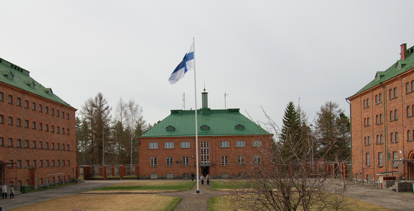 Kansliarakennus vankilan keskuspihalla. Ympärillä Selli- ja Talousrakennukset.&nbsp;(Reija Eeva&nbsp;28.4.2011)