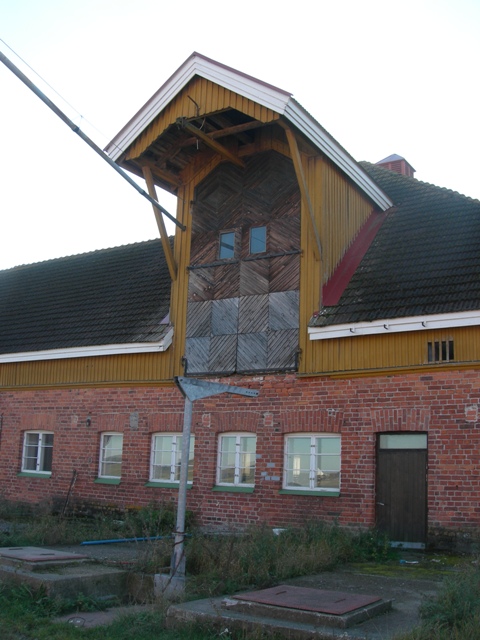 Karjarakennuksen katolla poikkipäädyssä on rehujen varastoparvelle johtavat kuormausluukut.&nbsp;(Miikka Kurri&nbsp;6.10.2010)
