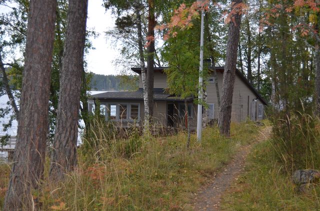 Chymoksen huvilan saunarakennus lännestä&nbsp;(Miikka Kurri&nbsp;19.9.2013)