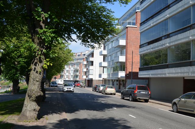 Ainokadun kerrostaloja, ensimmäinen Ainokatu 23, viimeinen Ainonkatu 29&nbsp;(Miikka Kurri&nbsp;9.7.2014)