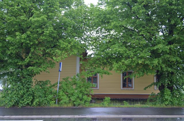 Julkisivu tielle eli länteen.&nbsp;(Katri Nousiainen&nbsp;23.6.2015)