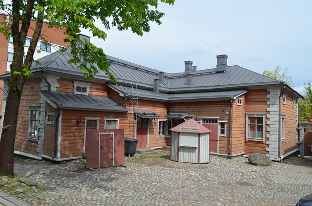 Sisäpiha eli eteläinen sivu.&nbsp;(Katri Nousiainen&nbsp;23.6.2015)