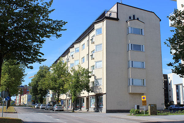 Liike- ja asuinrakennus kuvattuna Valtakadulta.&nbsp;(Laura Vikman, Ramboll&nbsp;28.8.2019)
