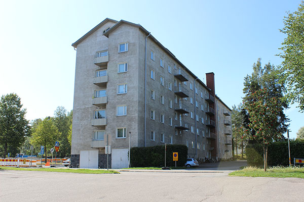 Lamellikerrostalo kuvattuna idästä.&nbsp;(Laura Vikman, Ramboll&nbsp;28.8.2019)