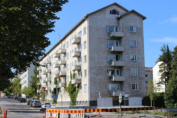 Lamellikerrostalo kuvattuna Valtakadulta.&nbsp;(Laura Vikman, Ramboll&nbsp;28.8.2019)