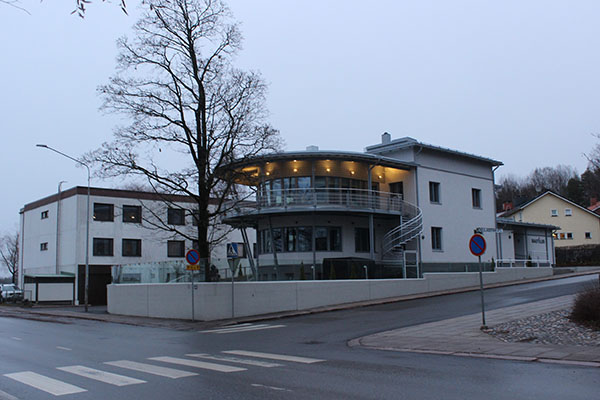 Rakennus kuvattuna Ainonkadulta.&nbsp;(Laura Vikman, Ramboll&nbsp;12.11.2019)