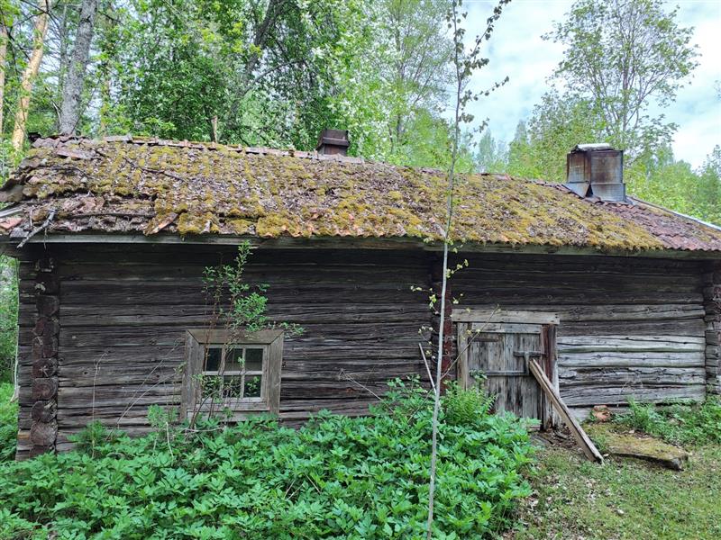 Riihimäinen sivurakennus, joka ilmeisesti myös asuinkelpoinen.&nbsp;(Dan Ronimus&nbsp;5/2022)