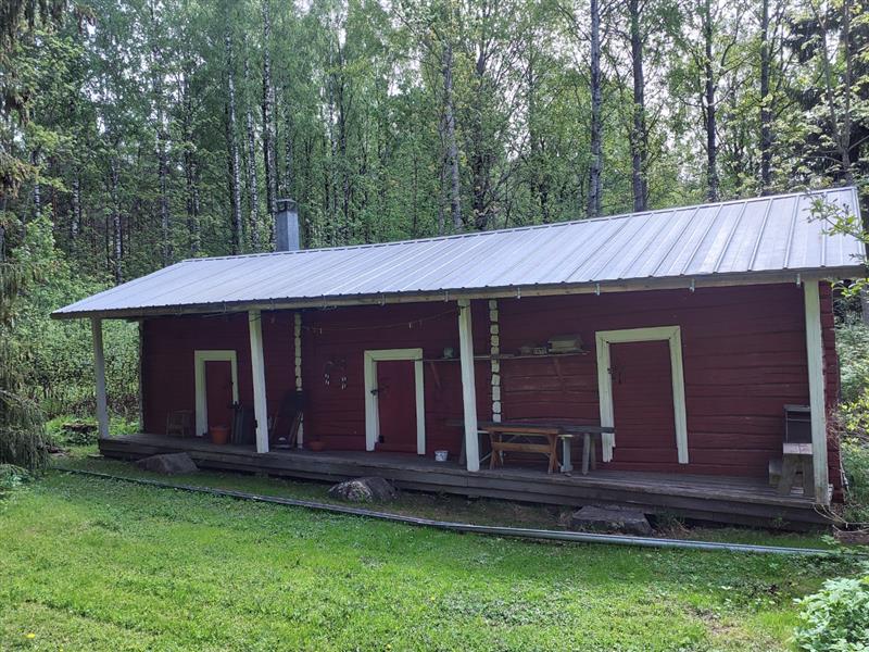 Pihapiirin kolmeosainen aitta.&nbsp;(Dan Ronimus&nbsp;5/2022)