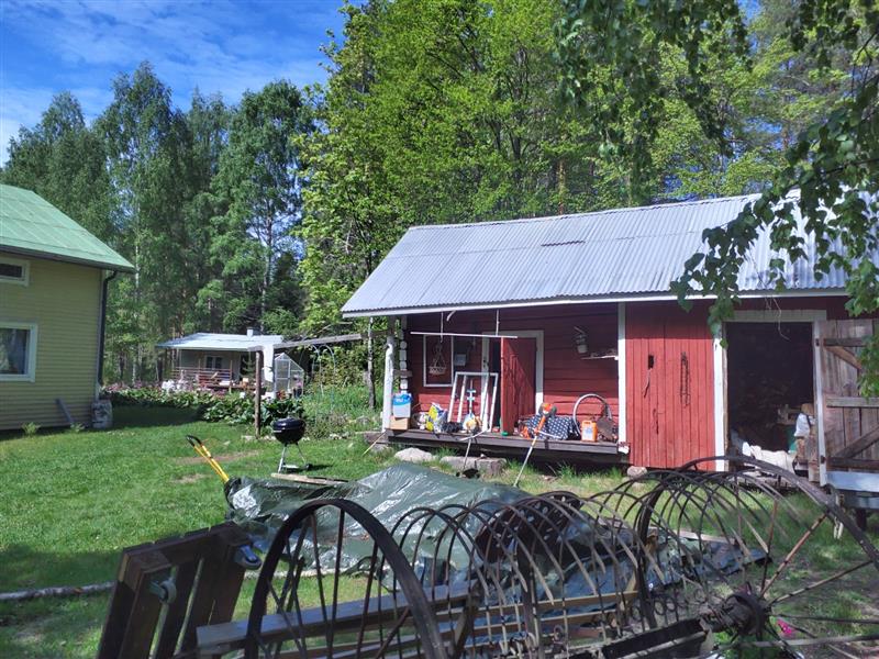 Päärakennuksen välittömässä läheisyydessä sijaitseva kaksiosainen aitta, joka luultavasti 1900-luvun alkupuolella perustettu nurkkakivien päälle.&nbsp;(Dan Ronimus&nbsp;5/2022)