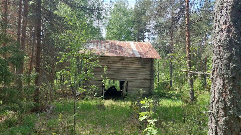Kauempana pihapiiristä sijaitseva ja siten mahdollisesti viljan säilytykseen käytetty aitta. Toimii nykyisin ajoneuvovarastona.&nbsp;(Dan Ronimus&nbsp;5/2022)