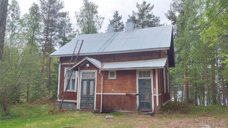 Ilmeisesti 1800-luvun lopulta peräisin oleva Turpon tilan entinen päärakennus. Huomionarvoisia yksityiskohtia ovat mm. erisuuntaisilla laudoituksilla verhoillut rakennusosat, koristeelliset pariovet sekä ovi ja T-ikkunat.&nbsp;(Dan Ronimus&nbsp;5/2022)