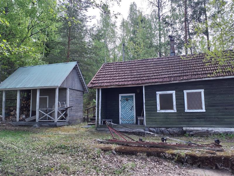 Pihapiirin alapuolella järvenrannassa sijaitseva yksityiskohdiltaan mielenkiintoinen saunarakennus sekä sen vieressä sijaitseva tavanomaisempi latomainen varasto.&nbsp;(Dan Ronimus&nbsp;5/2022)