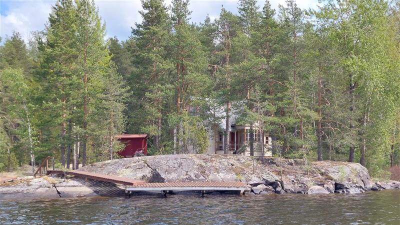 Rakennuksen sisäänkäynnin puoleista julkisivua, jolla sijaitsee valoisa kuisti.&nbsp;(Dan Ronimus&nbsp;5/2022)