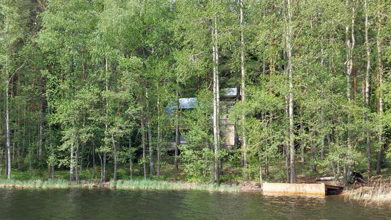 Huvilamainen 1930-luvulta peräisin oleva asuinrakentamisen kohde sijaitsee puustoisella tontilla matalahkossa rannassa.&nbsp;(Dan Ronimus&nbsp;5/2022)