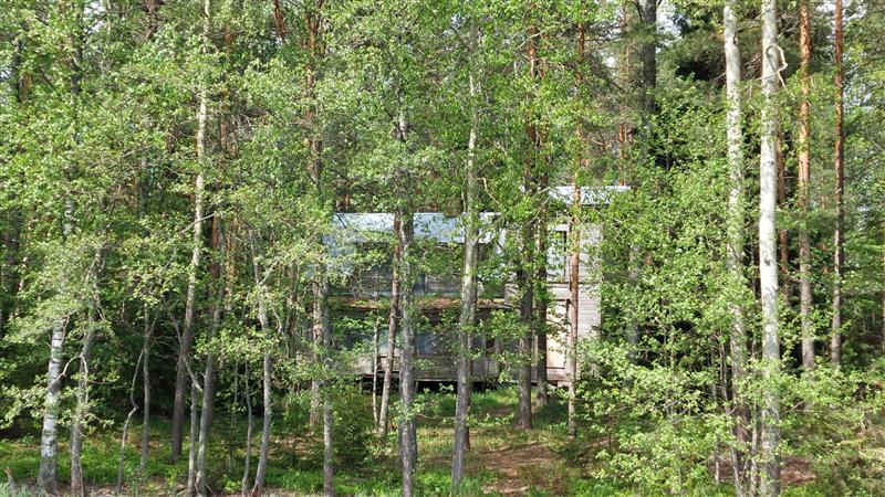 Peltikatteisessa rakennuksessa on leveä rintaosa ja korkeampi tornimainen sisäänkäyntiosa. Arkkitehturista voidaan erottaa koristeellisia yksityiskohtia, kuten alakerran ulkonevat erkkerit.&nbsp;(Dan Ronimus&nbsp;5/2022)