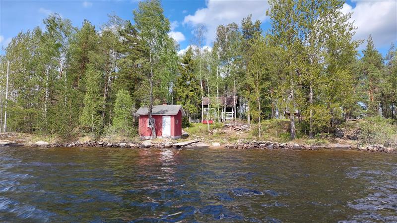 Näkymä kohti kohteen pihapiiriä ja rakennuksia.&nbsp;(Dan Ronimus&nbsp;5/2022)